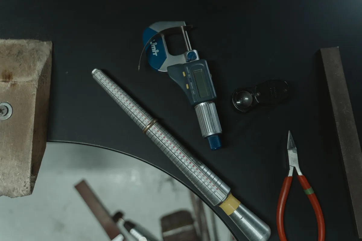 Taille de bague : mesurer son doigt et faire mettre une bague à taille