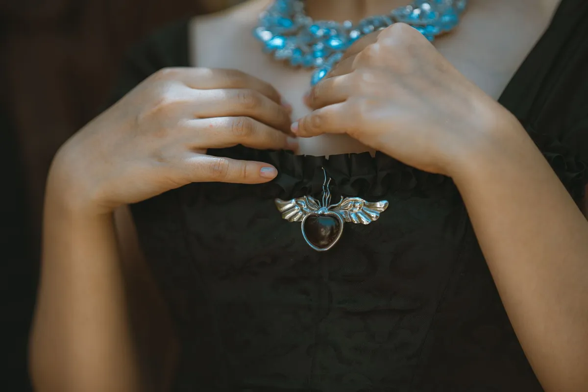 Les bijoux de deuil : jais, cheveux tressés et émail noir au XIXe siècle