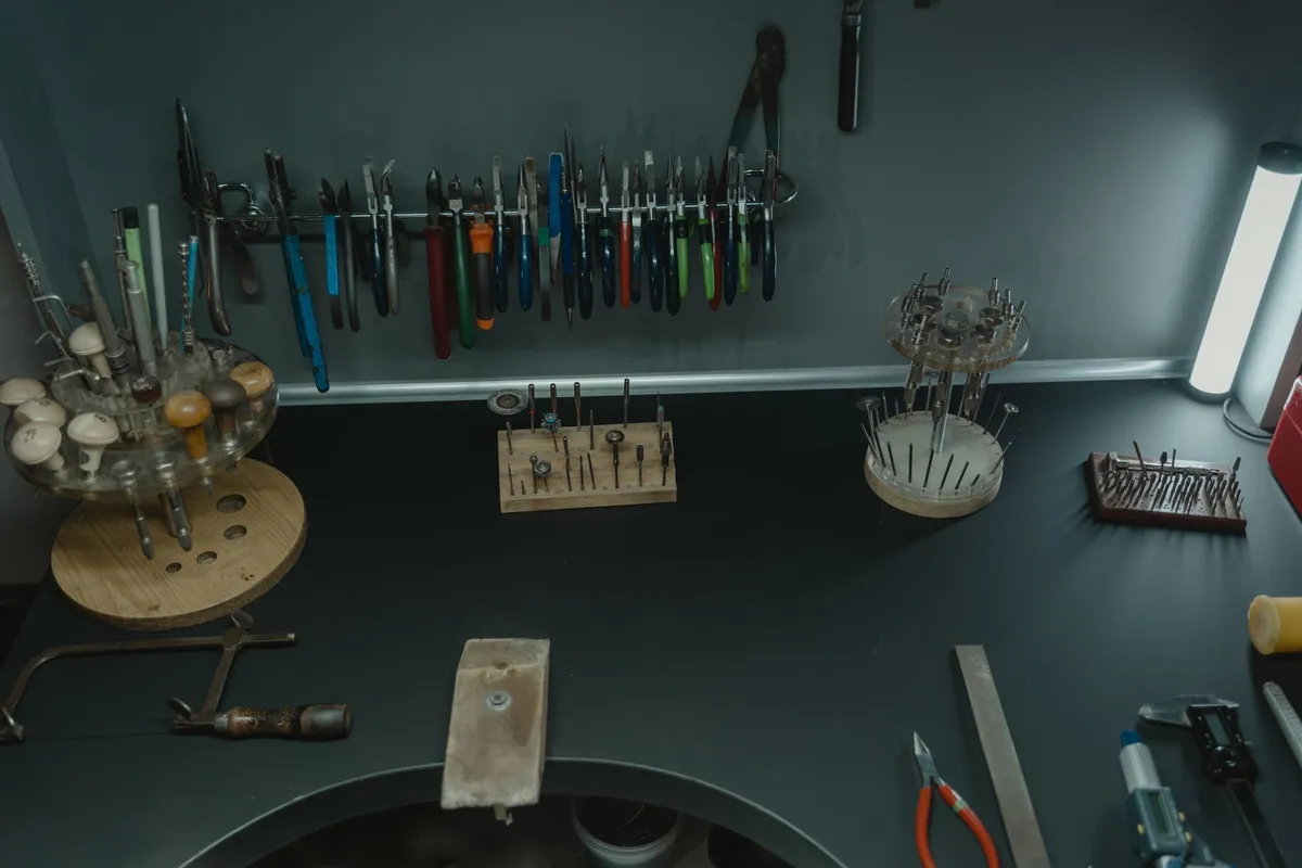 Les métiers de la joaillerie : qui fait quoi dans un bijou ?